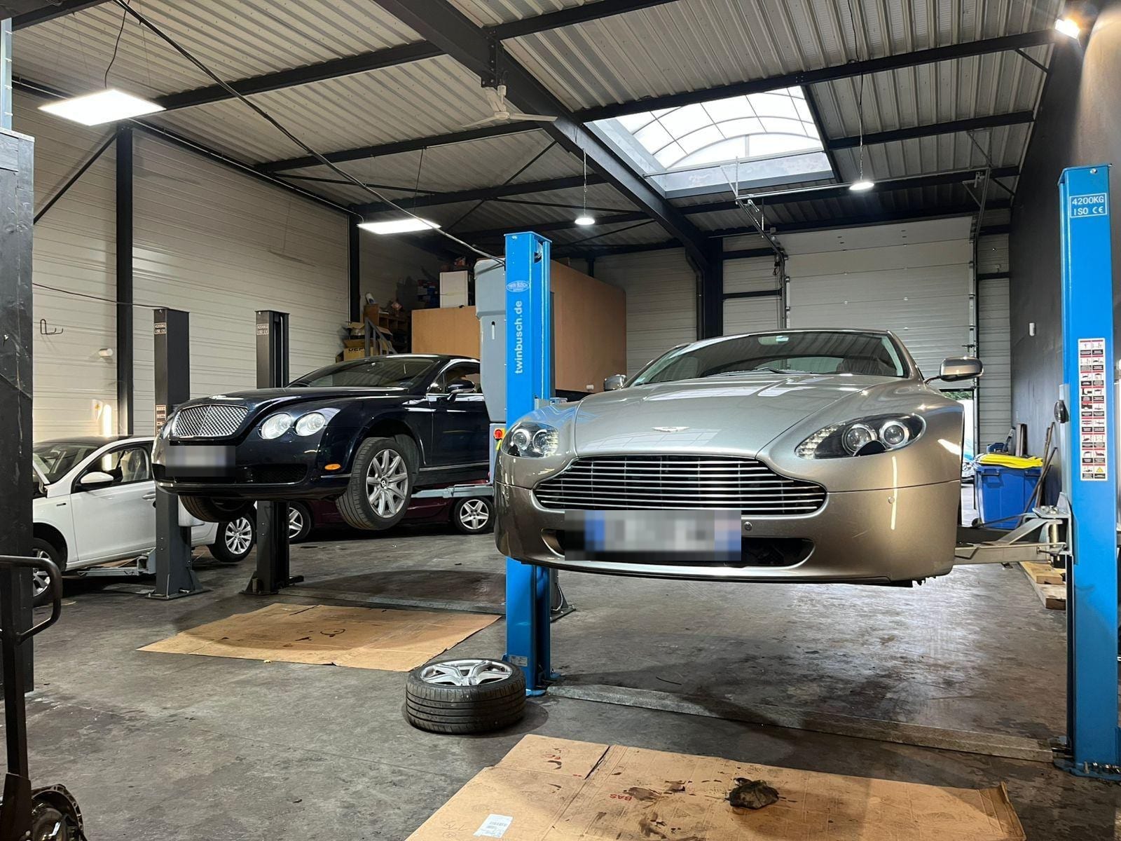 Véhicules sur les ponts élévateurs dans l'atelier de VTR Garage à Saint-Pierre-du-Perray