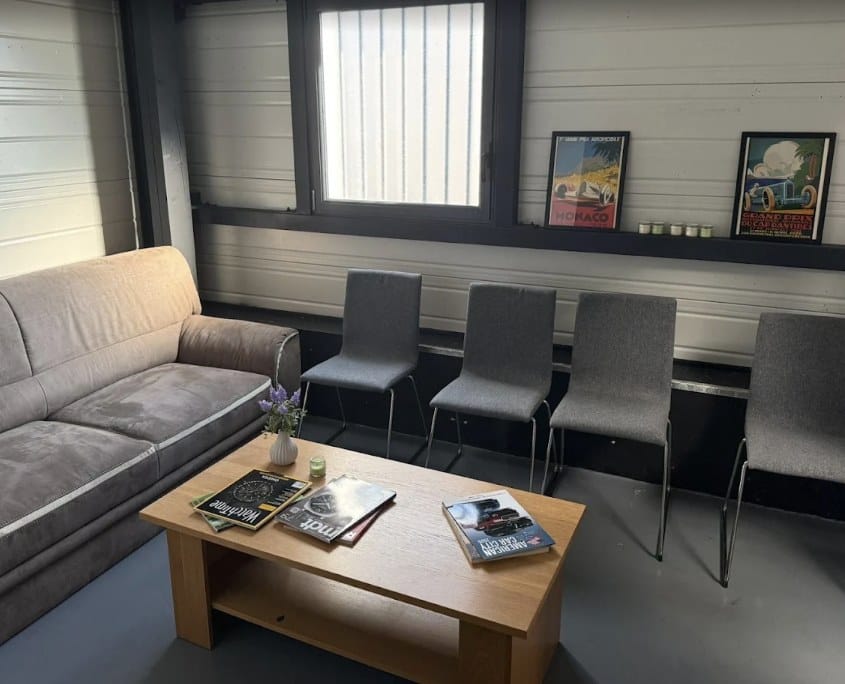 Salle d'attente de VTR Garage : canapé, sièges et table basse